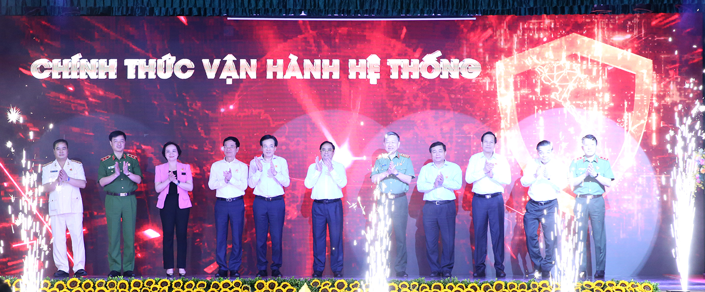 hủ tướng Phạm Minh Chính trao Bằng khen cho các tập thể, cá nhân có thành tích xuất sắc trong xây dựng, triển khai hai dự án
