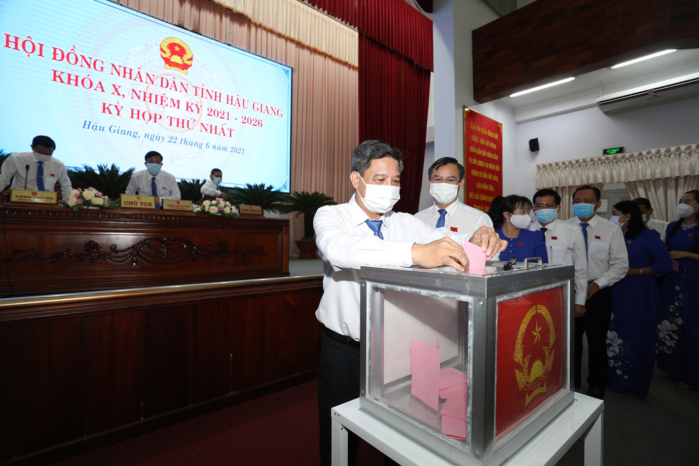 Các đại biểu bỏ phiếu bầu Chủ tịch HĐND tỉnh Hậu Giang