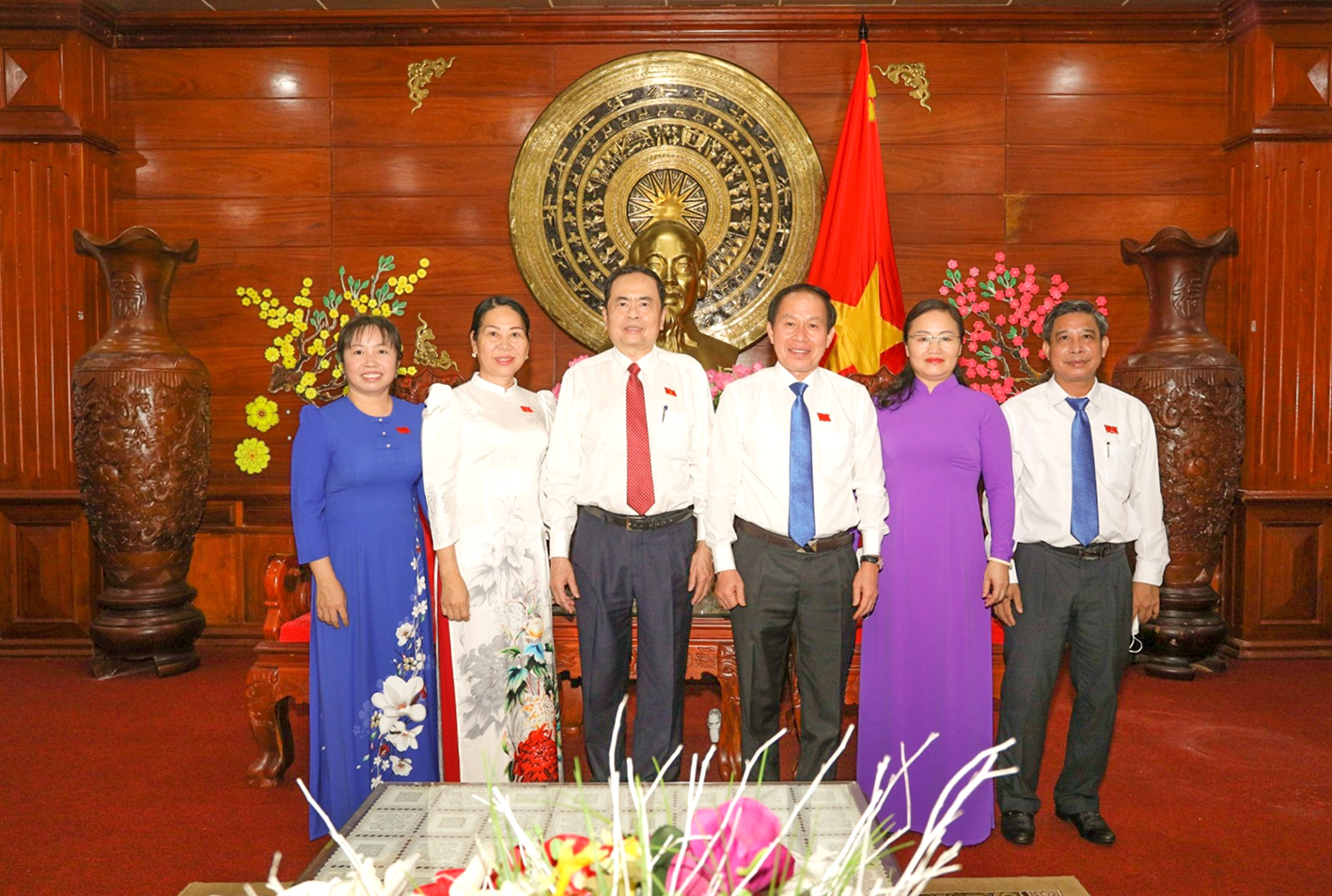 Phó Chủ tịch Thường trực Quốc hội Trần Thanh Mẫn chụp ảnh cùng đại diện lãnh đạo tỉnh Hậu Giang