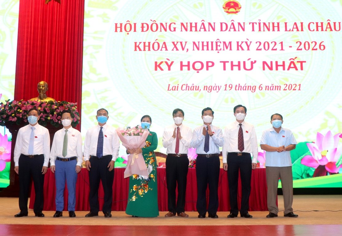 Thường trực HĐND tỉnh Lai Châu Khóa XV, nhiệm kỳ 2021 - 2026 ra mắt tại kỳ họp Ảnh: N. Thủy