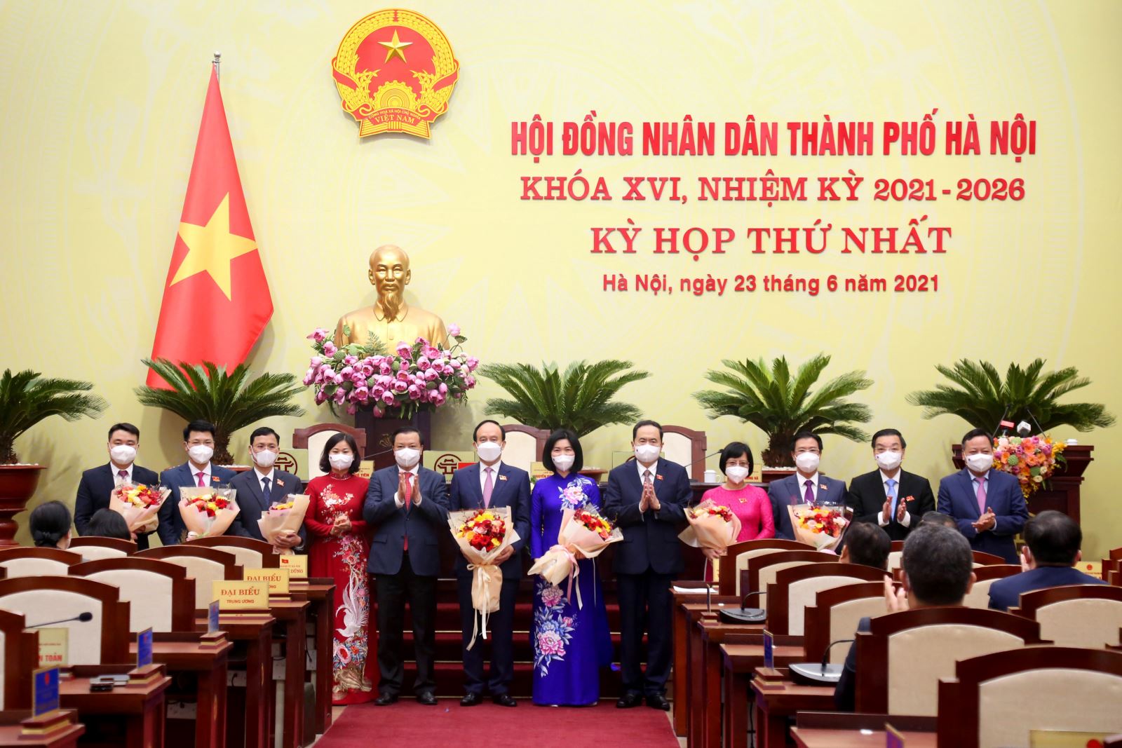 Phó Chủ tịch Thường trực Quốc hội Trần Thanh Mẫn tặng hoa lãnh đạo HĐND thành phố Hà Nội Khoá XVI
