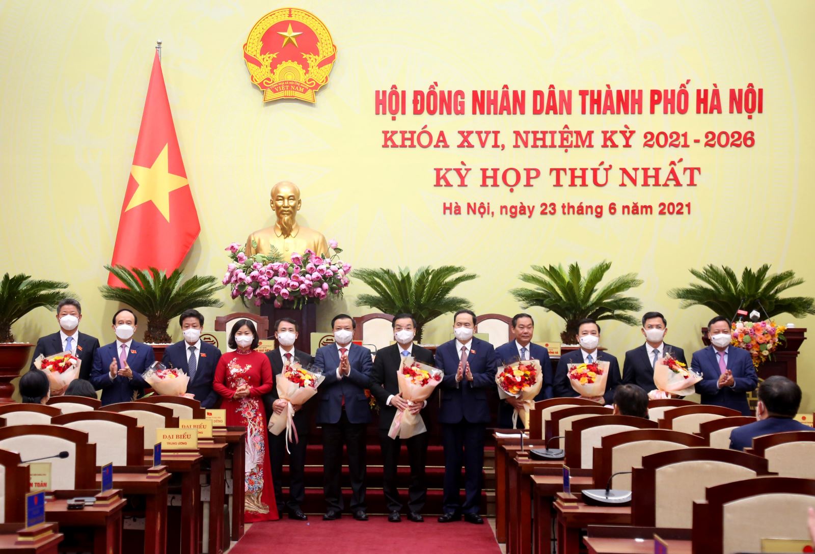 Phó Chủ tịch Thường trực Quốc hội Trần Thanh Mẫn tặng hoa lãnh đạo UBND thành phố Hà Nội Khoá XVI