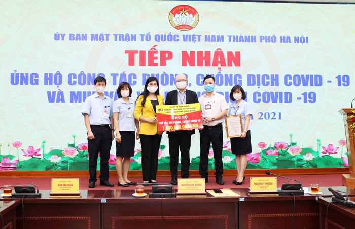 Chủ tịch Ủy ban MTTQ Việt Nam Thành phố Nguyễn Lan Hương tiếp nhận ủng hộ của Công ty Sumi-Hanel