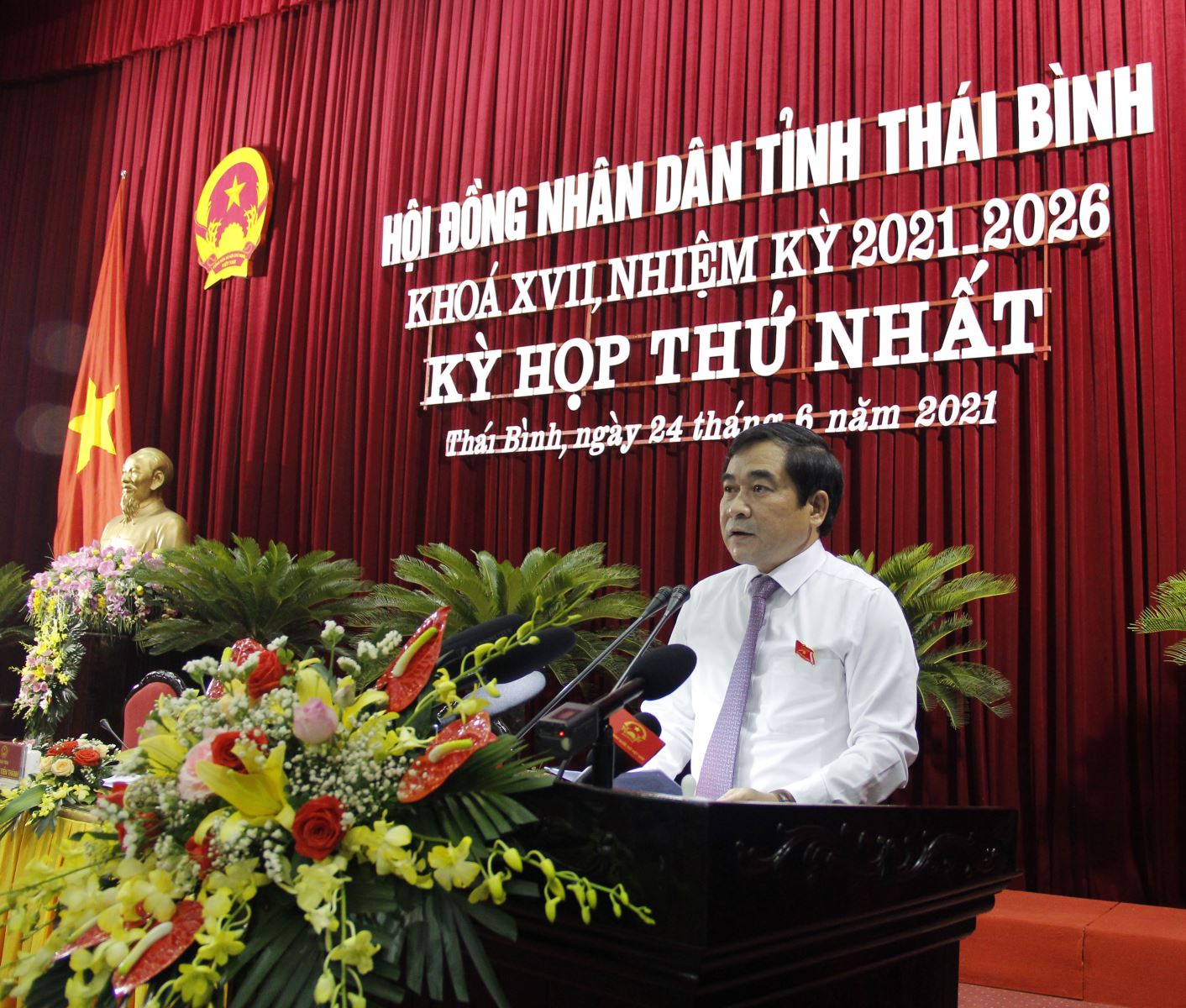 Phó Bí thư Thường trực Tỉnh ủy, Chủ tịch HĐND tỉnh Nguyễn Tiến Thành tuyên bố khai mạc kỳ họp