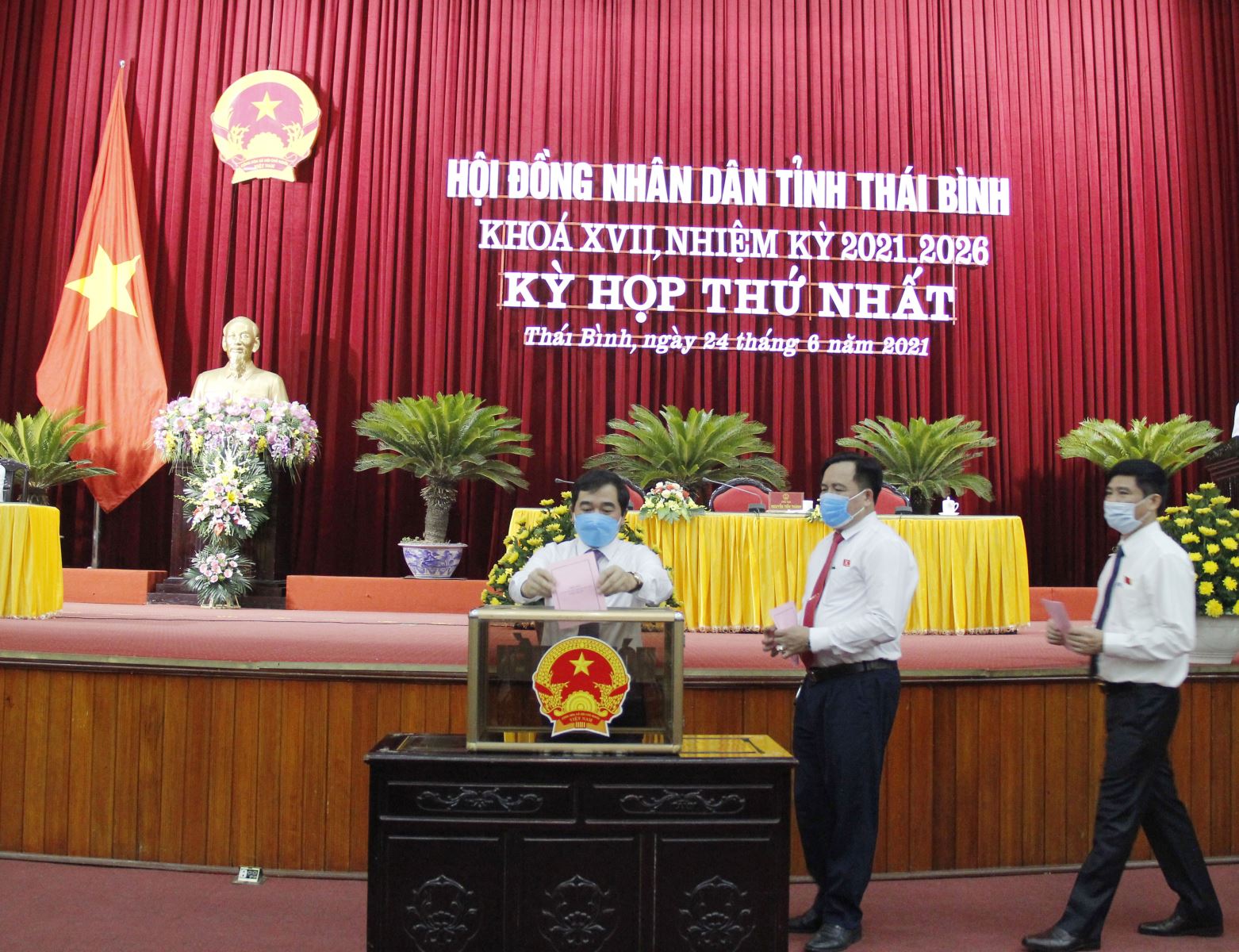 Các đại biểu HĐND tỉnh Thái Bình tiến hành bầu các chức danh