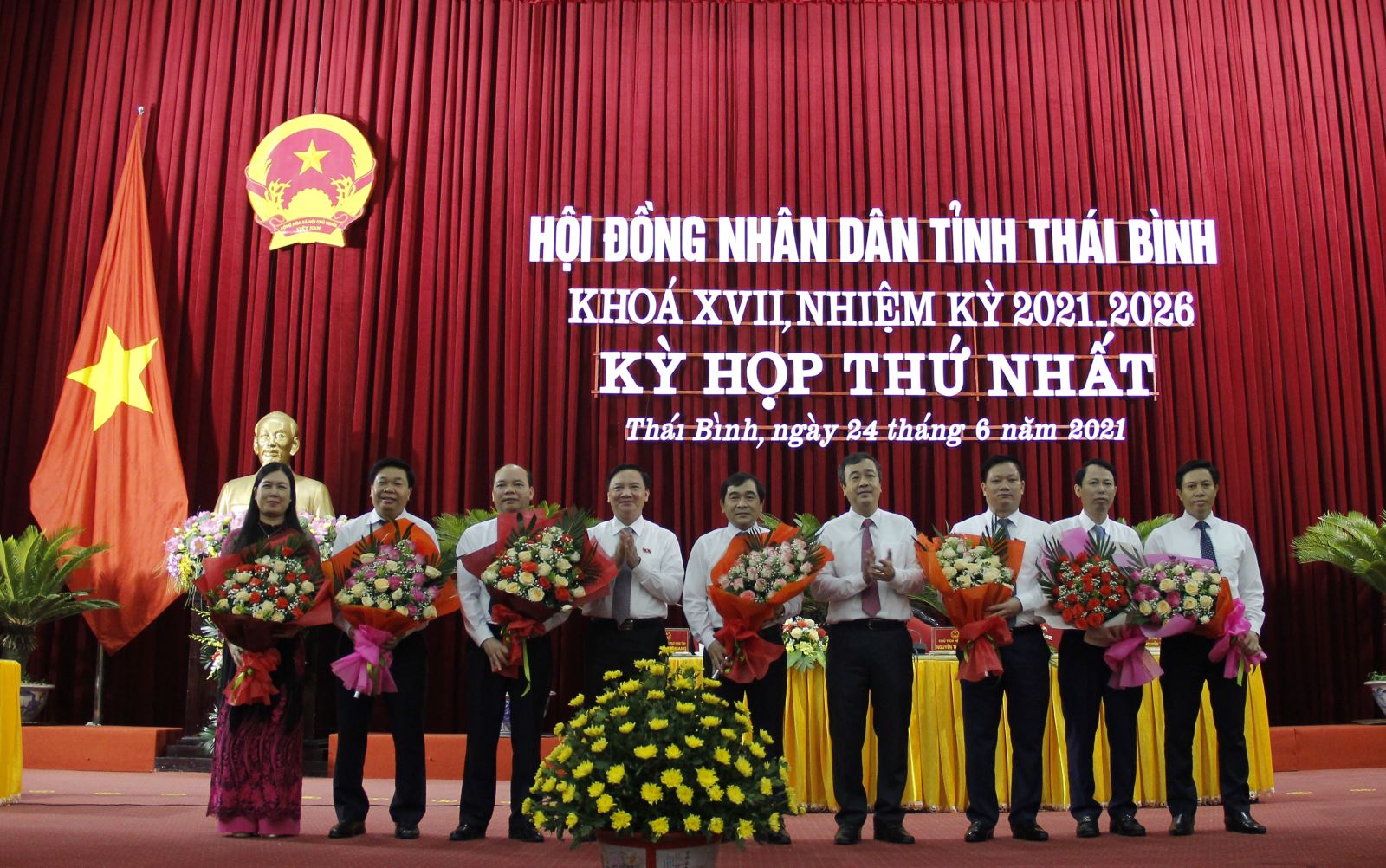 Phó Chủ tịch Quốc hội Nguyễn Khắc Định tặng hoa chúc mừng 
