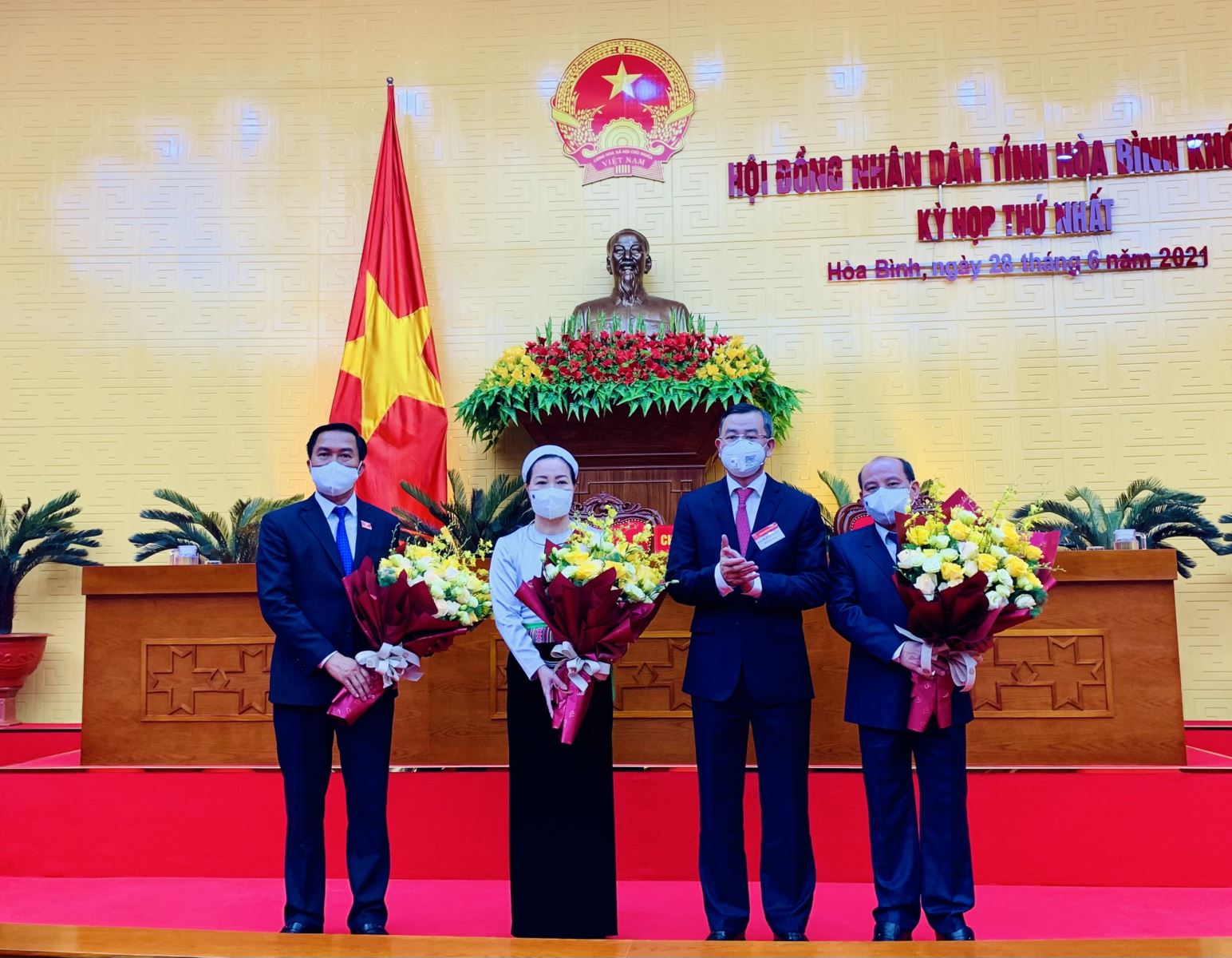 Ủy viên Trung ương Đảng, Bí thư Tỉnh ủy Ngô văn Tuấn tặng hoa chúc mừng Thường trực HĐND tỉnh Khóa XVII, nhiệm kỳ 2021 - 2026