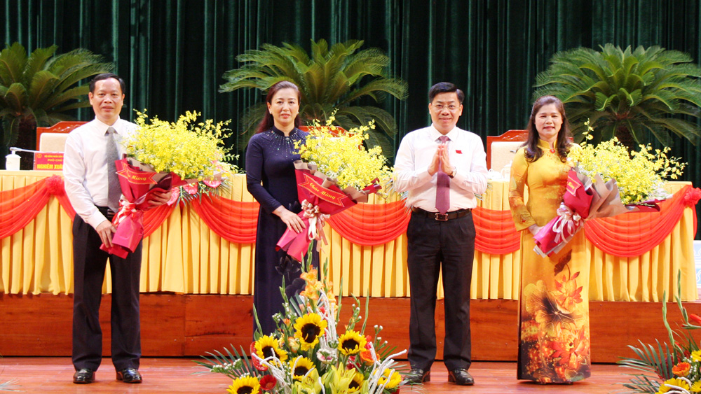 Bí thư Tỉnh ủy  Dương Văn Thái tặng hoa chúc mừng  Chủ tịch, các Phó Chủ tịch HĐND tỉnh khóa XIX.