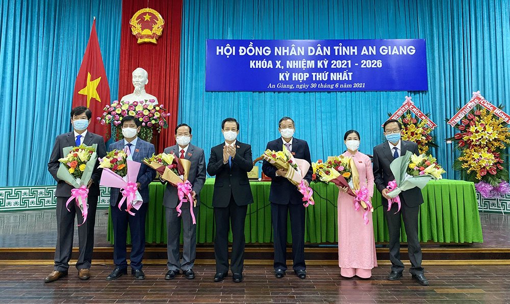 Bí thư Tỉnh ủy Lê Hồng Quang tặng hoa chúc mừng Chủ tịch HĐND tỉnh, 2 Phó Chủ tịch HĐND tỉnh và Trưởng các Ban của HĐND tỉnh Khóa X 