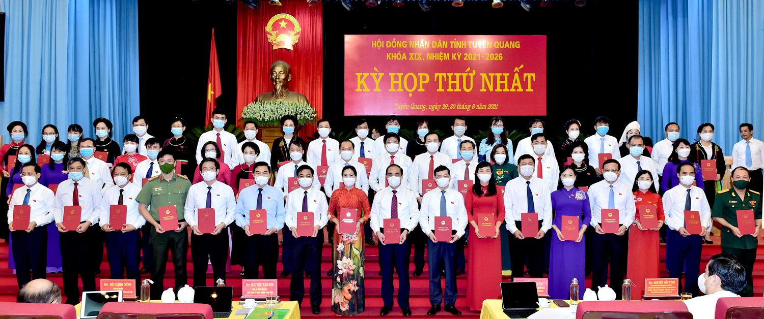 Lãnh đạo tỉnh chúc mừng 55 đại biểu HĐND tỉnh khóa XIX