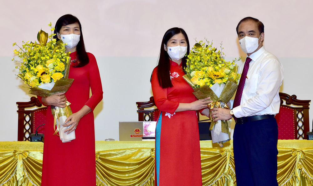 Các Phó Chủ tịch HĐND tỉnh nhận hoa chúc mừng của Bí thư Tỉnh ủy Chẩu Văn Lâm