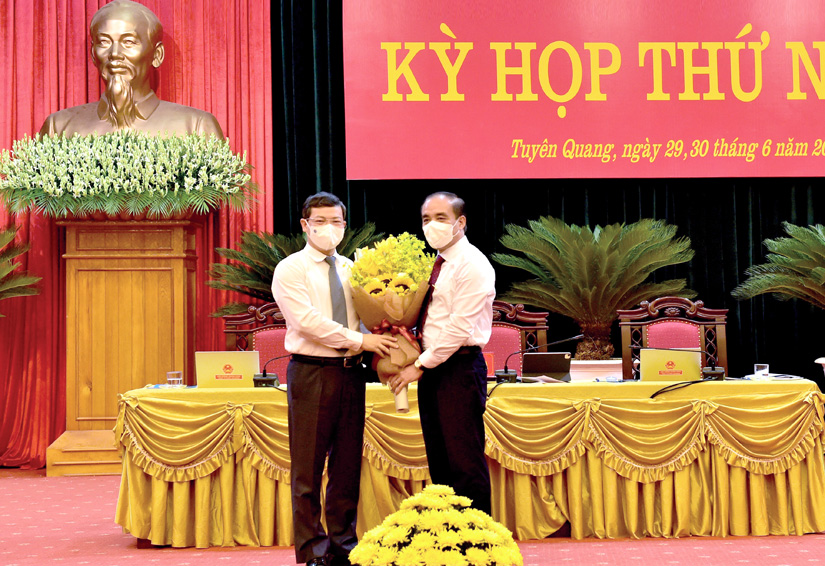 Bí thư Tỉnh ủy tặng hoa chúc mừng  Chủ tịch UBND tỉnh Nguyễn Văn Sơn tái đắc cử Chủ tịch UBND tỉnh với số phiếu tán thành tuyệt đối.