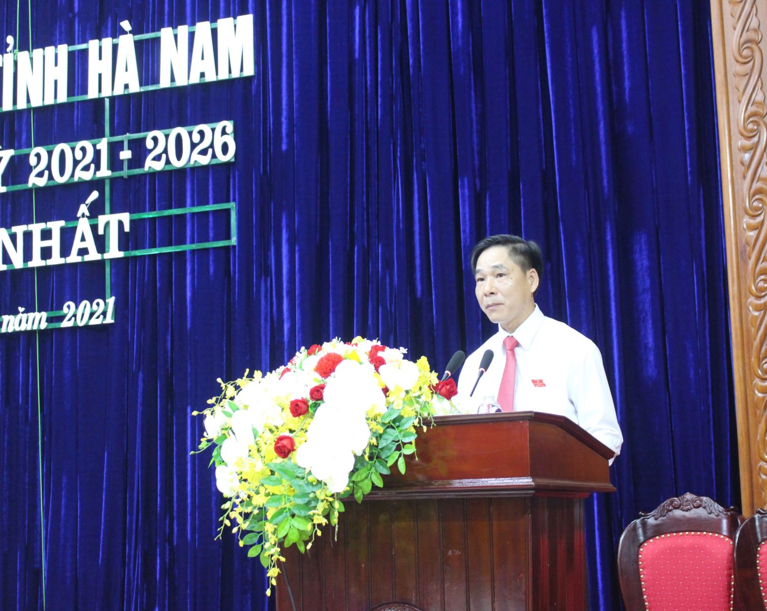 Phó Chủ tịch UBND tỉnh Nguyễn Anh Chức báo cáo kết quả bầu cử