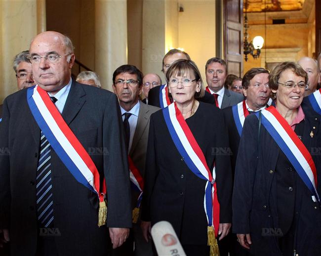 Các nghi sĩ mới mang băng đô màu quốc kỳ Pháp