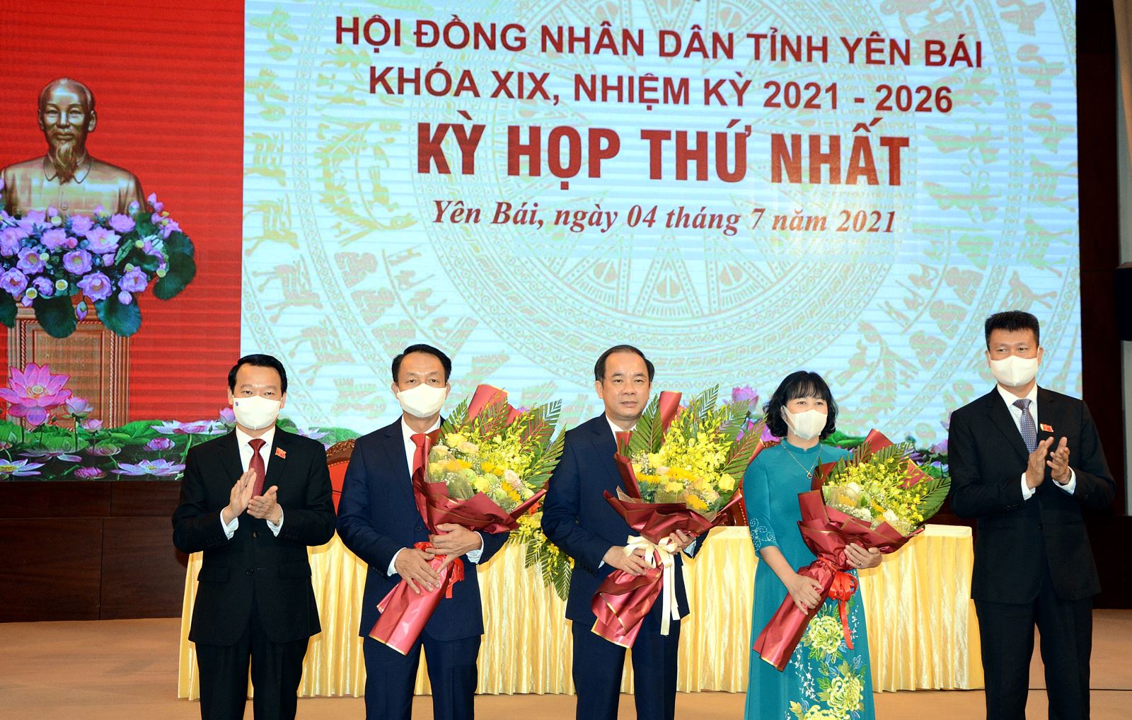 Bí thư Tỉnh ủy Đỗ Đức Duy tặng hoa chúc mừng Chủ tịch HĐND tỉnh và các Phó Chủ tịch HĐND tỉnh Khóa XIX 