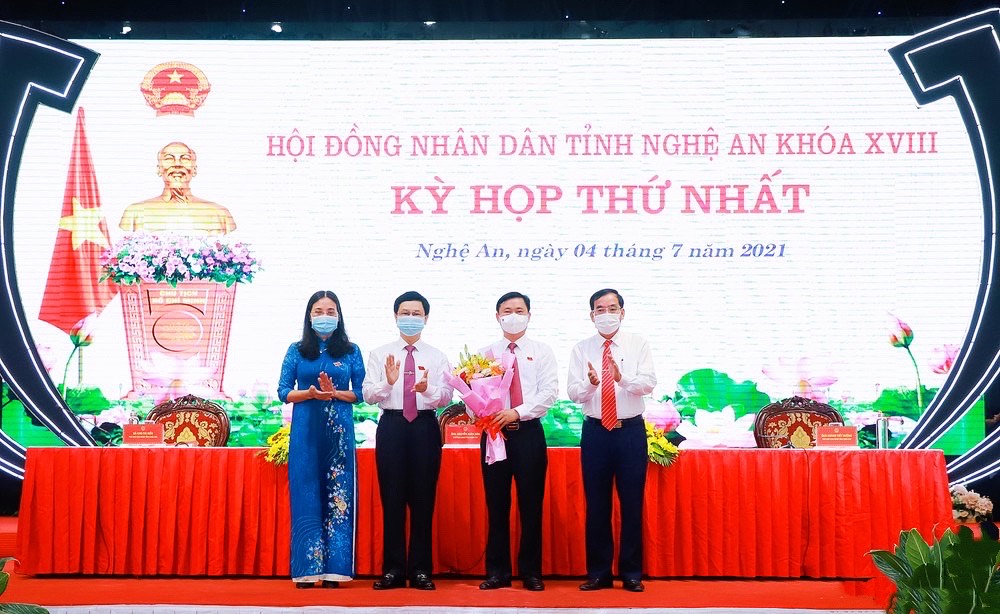 Lãnh đạo HĐND tỉnh Khóa XVII tặng hoa chúc mừng Ủy viên Trung ương Đảng, Bí thư Tỉnh ủy Thái Thanh Quý được bầu giữ chức Chủ tịch HĐND tỉnh Khóa XVIII
