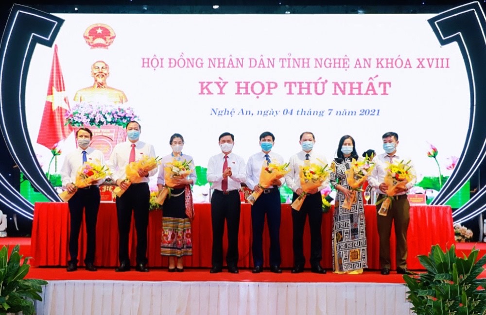 Bí thư Tỉnh ủy, Chủ tịch HĐND tỉnh Thái Thanh Quý tặng hoa chúc mừng lãnh đạo các Ban HĐND tỉnh