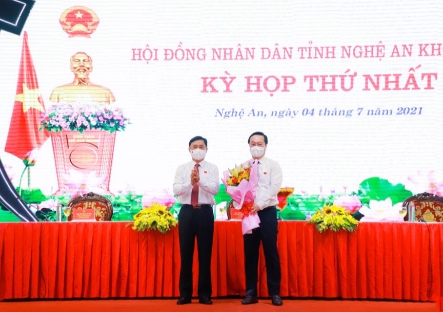 Bí thư Tỉnh ủy, Chủ tịch HĐND tỉnh Thái Thanh Quý tặng hoa chúc mừng ông Nguyễn Đức Trung được bầu làm Chủ tịch UBND tỉnh, nhiệm kỳ 2021-2026