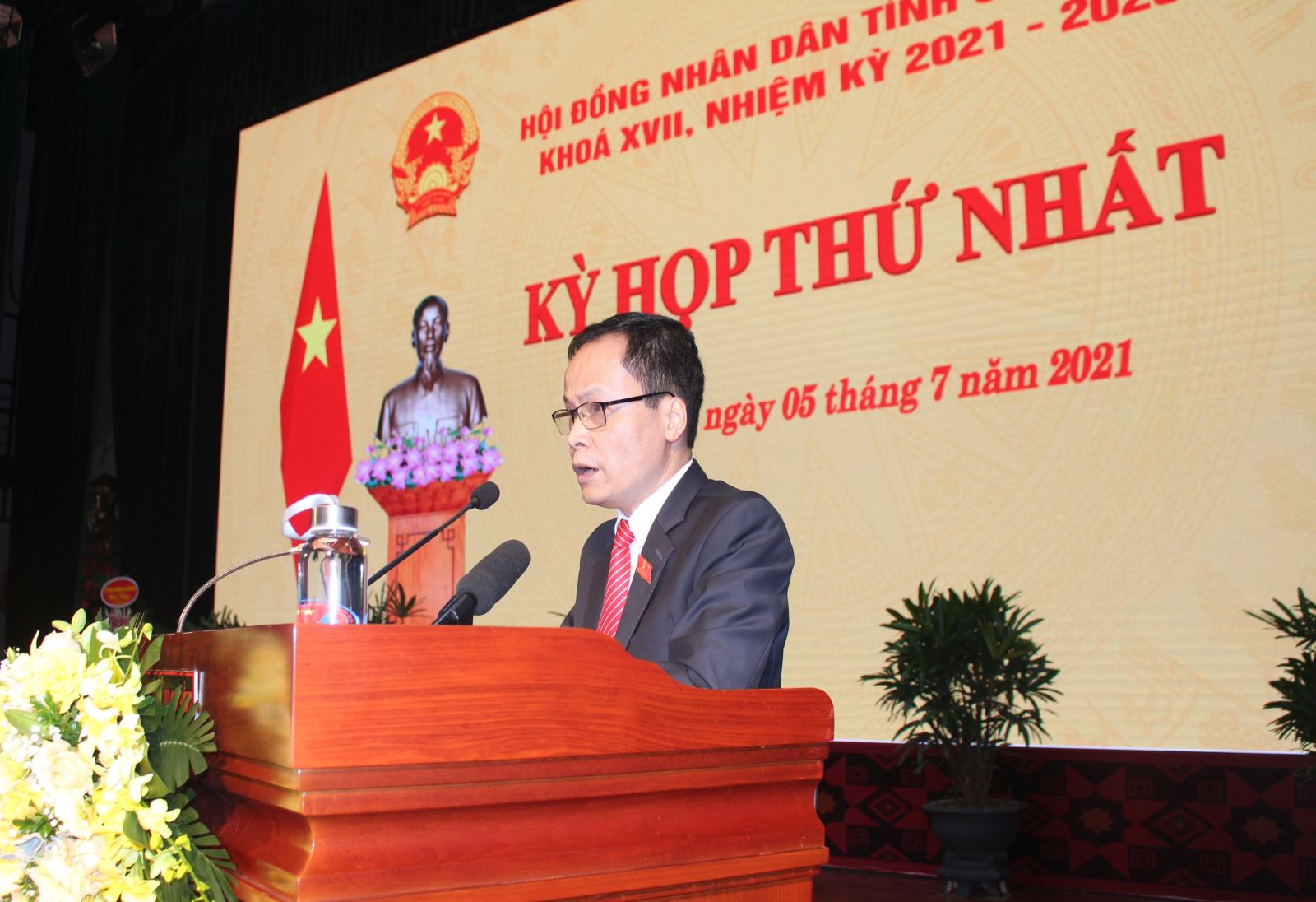 Phó Chủ tịch Thường trực, phụ trách HĐND tỉnh Khóa XVI Nông Thanh Tùng phát biểu khai mạc kỳ họp