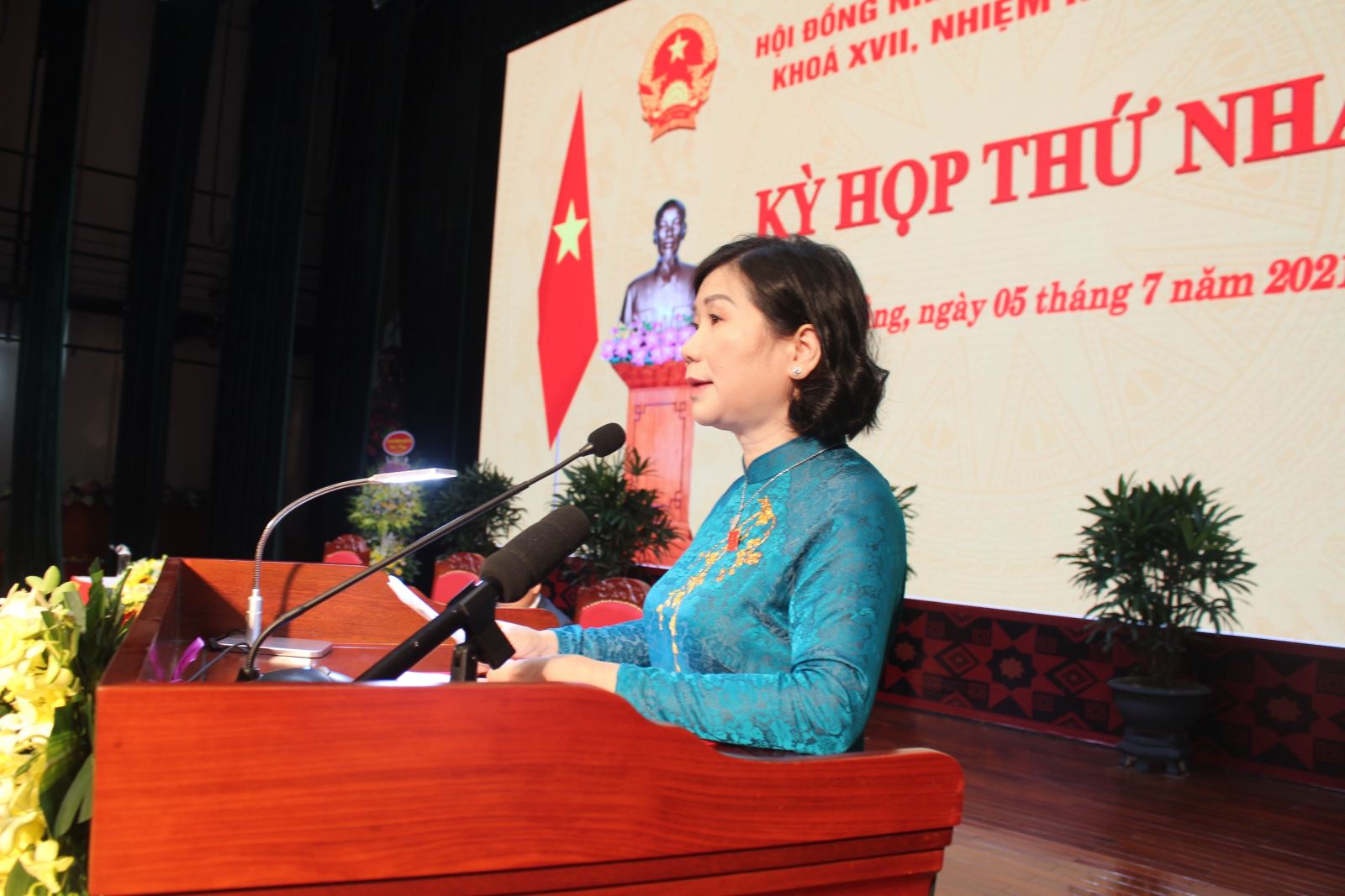 Phó Chủ tịch UBND tỉnh Nguyễn Bích Ngọc báo cáo kết quả bầu cử