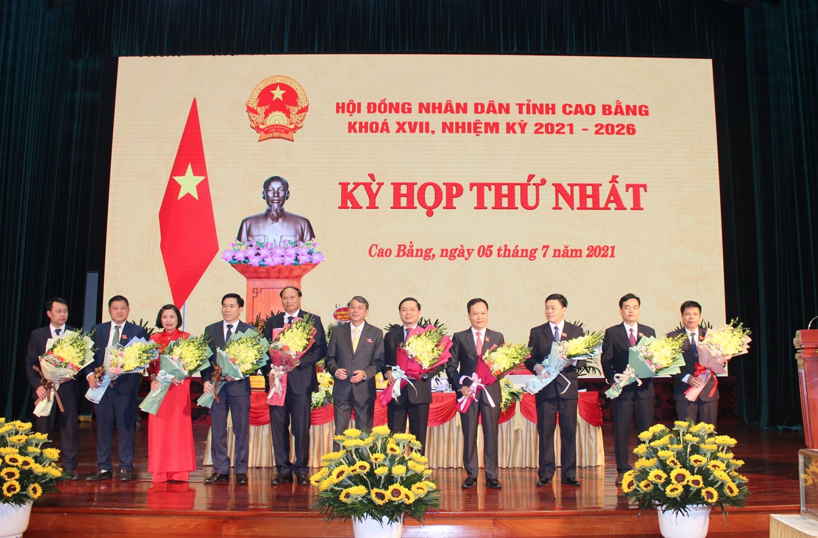 Phó bí thư Tỉnh ủy, Chủ tịch UBND tỉnh Hoàng Xuân Ánh tặng hoa chúc mừng lãnh đạo HĐND tỉnh Khóa XVII