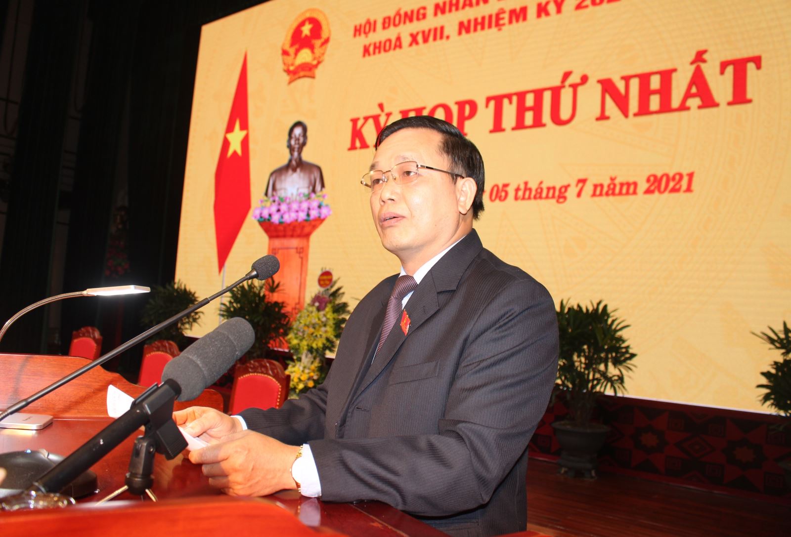 Phó Bí thư Thường trực Tỉnh ủy, Chủ tịch HĐND tỉnh Triệu Đình Lê phát biểu nhận nhiệm vụ