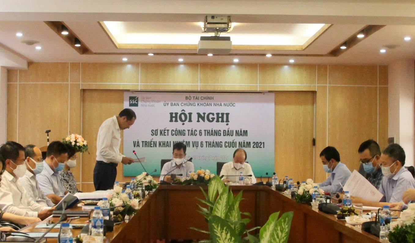 Ông Phạm Hồng Sơn, Phó chủ tịch UBCKNN đọc báo cáo tại Hội nghị