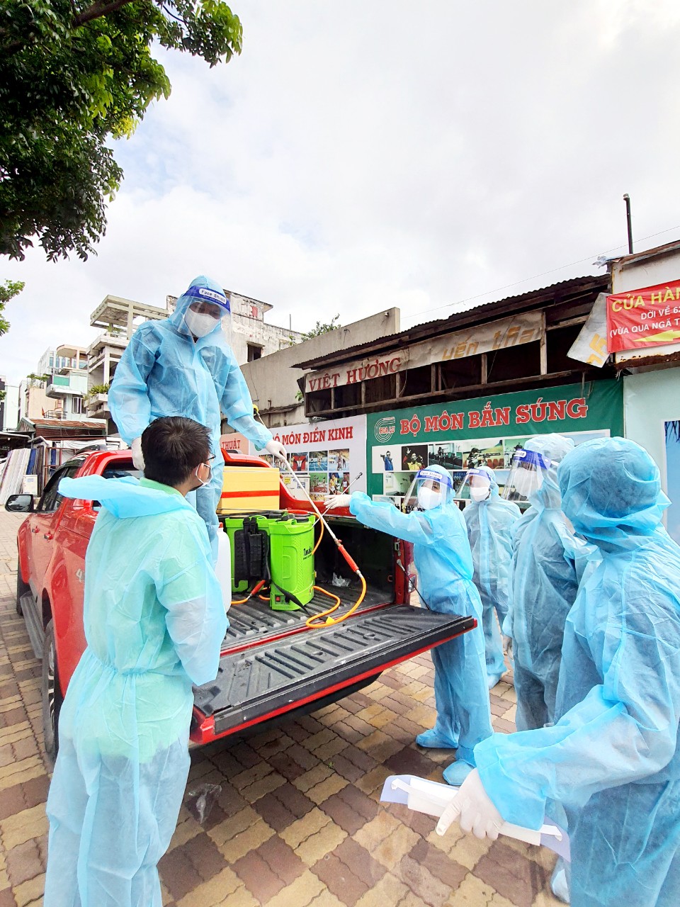 	Thanh niên tình nguyện chuẩn bị dung dịch khử khuẩn hỗ trợ các bệnh viện dã chiến và vùng phong tỏa ở TP. Hồ Chí Minh