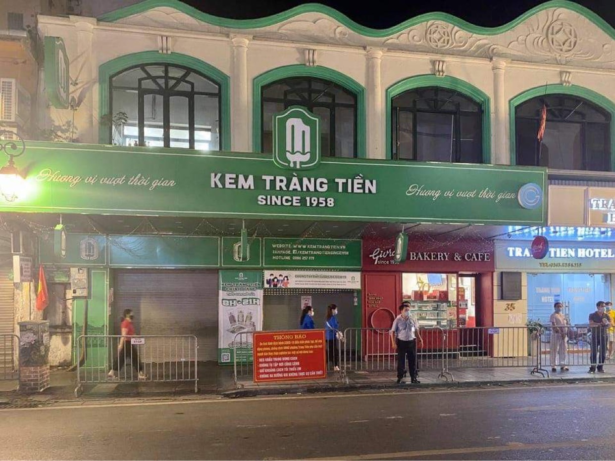 	Lực lượng chức năng quận Hoàn Kiếm nhắc nhở cơ sở kinh doanh kem Tràng Tiền đóng cửa sau 21h