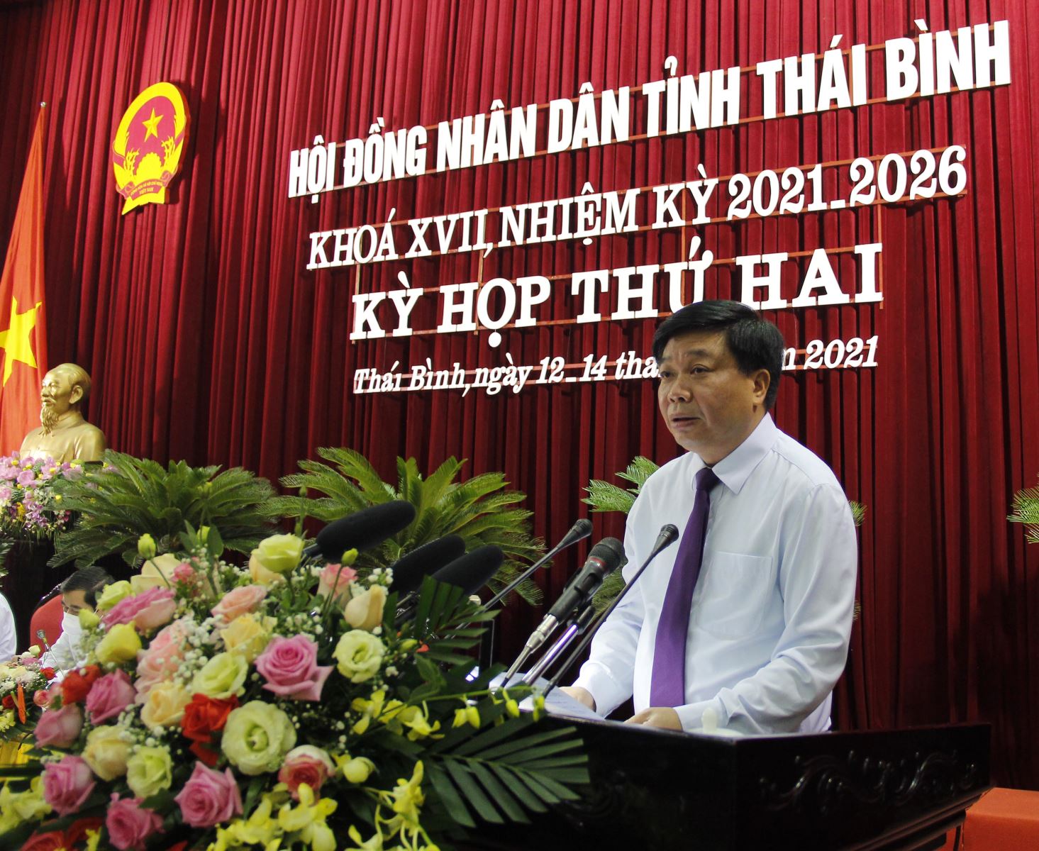 Phó Chủ tịch Thường trực UBND tỉnh Nguyễn Quang Hưng thay mặt UBND tỉnh báo cáo kết quả kinh tế - xã hội của tỉnh trong 6 tháng đầu năm  ​