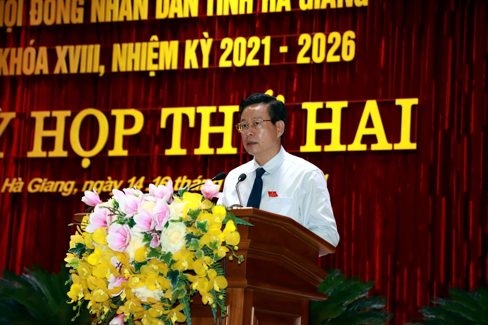 Phó Bí thư Tỉnh ủy, Chủ tịch UBND tỉnh Nguyễn Văn Sơn báo cáo kết quả kinh tế -xã hội 6 tháng đầu năm