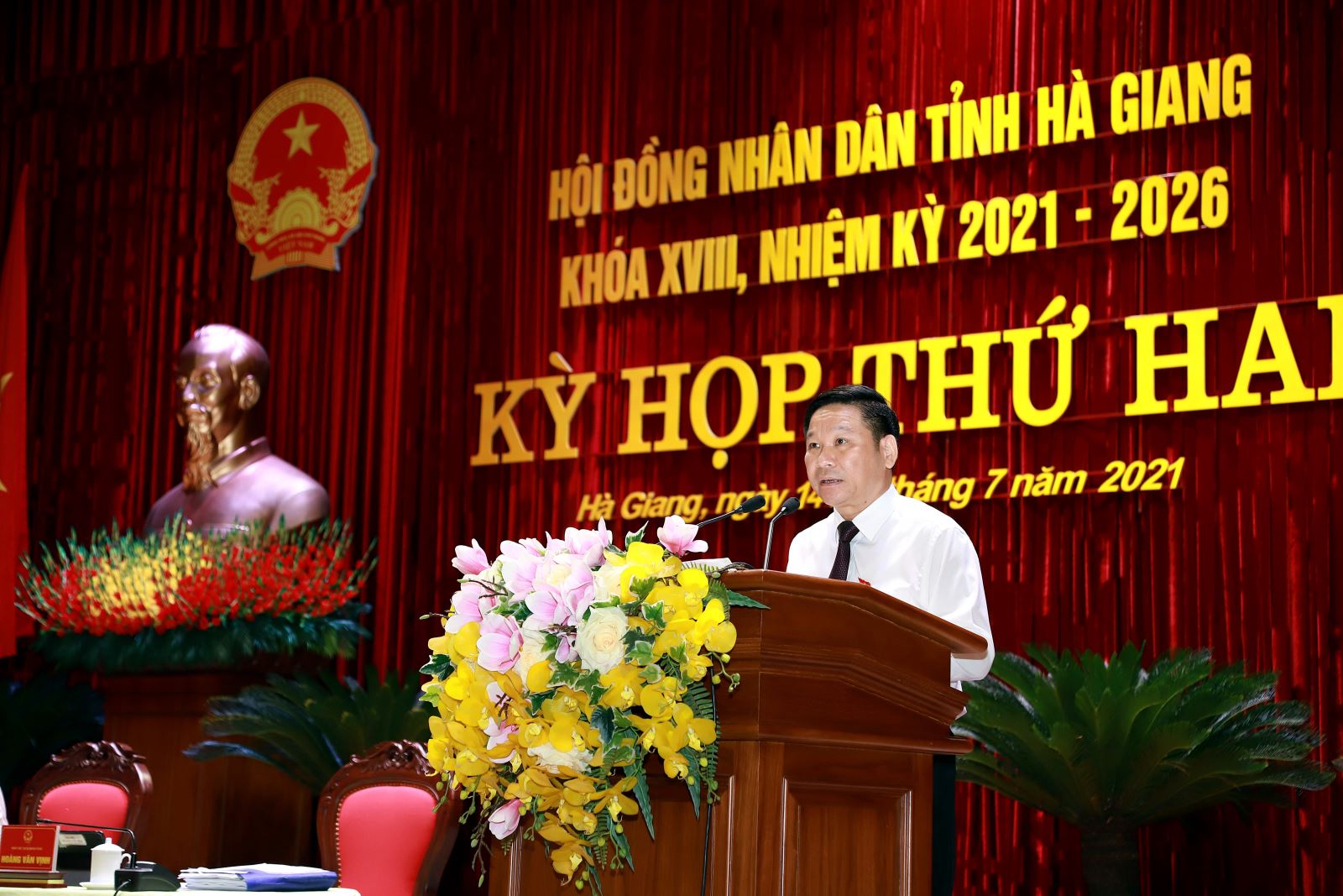 Phó Chủ tịch HĐND tỉnh Hoàng Văn Vịnh phát biểu tại kỳ họp