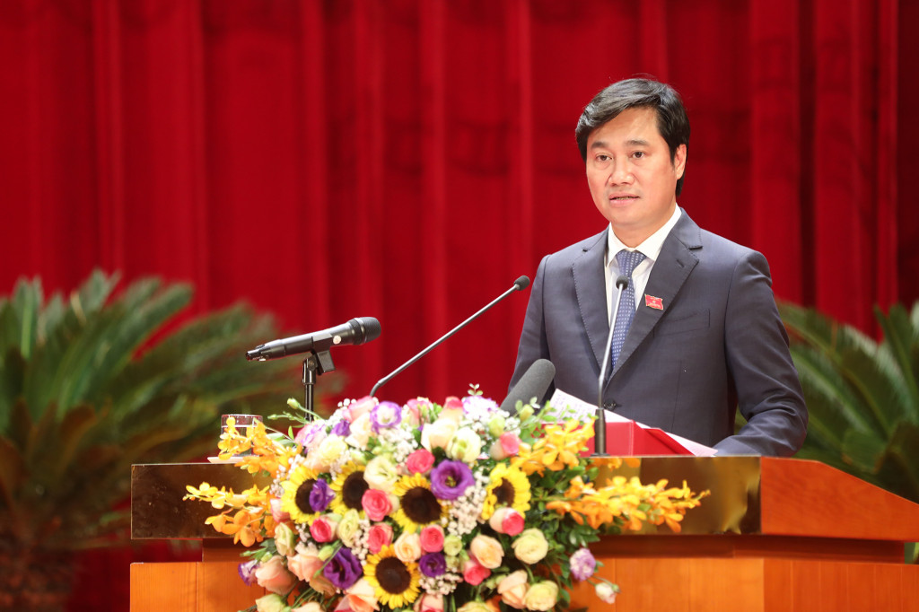 Chủ tịch UBND tỉnh Nguyễn Tường Văn trình bày báo cáo về tình hình kinh tế - xã hội và công tác chỉ đạo, điều hành của UBND tỉnh 6 tháng đầu năm, nhiệm vụ, giải pháp trọng tâm 6 tháng cuối năm 2021