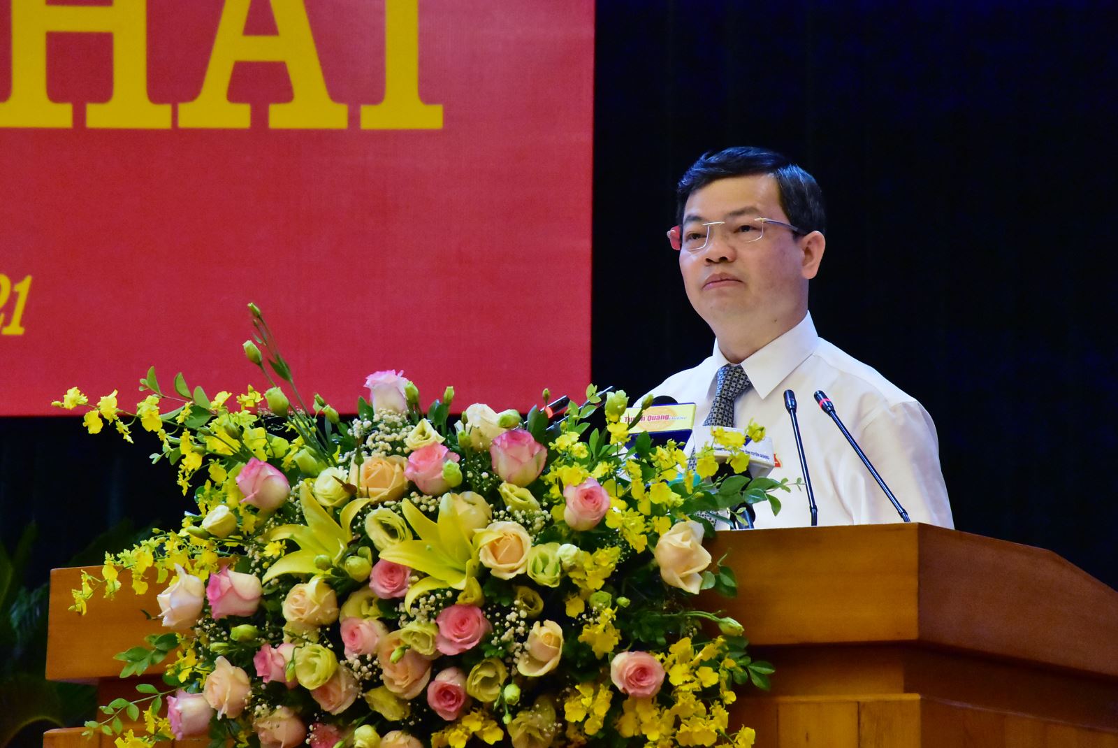 Phó Bí thư Tỉnh ủy, Chủ tịch UBND tỉnh Nguyễn Văn Sơn Báoo kết quả thực hiện nhiệm vụ phát triển kinh tế - xã hội, quốc phòng - an ninh 6 tháng đầu năm; nhiệm vụ, giải pháp phát triển kinh tế - xã hội, quốc phòng - an ninh 6 tháng cuối năm 2021. 