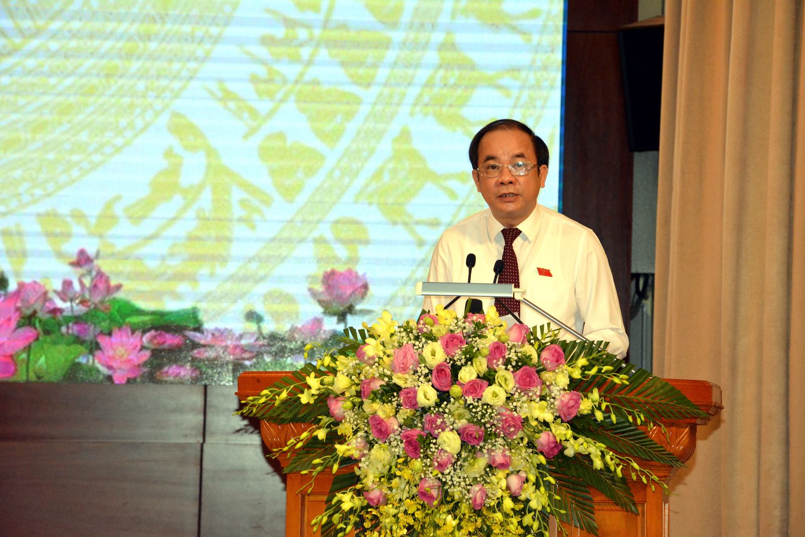 Phó Bí thư Thường trực Tỉnh ủy, Chủ tịch HĐND tỉnh Tạ Văn Long phát biểu khai mạc kỳ họp