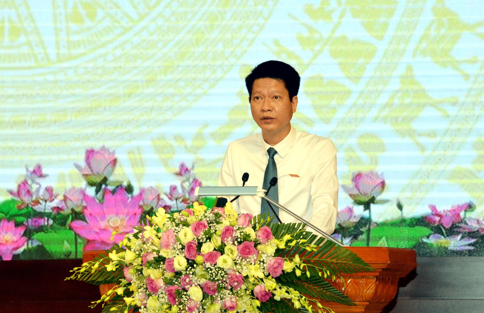 Ủy viên Ban Thường vụ Tỉnh ủy, Phó Chủ tịch Thường trực HĐND tỉnh Nguyễn Thế Phước trình bày báo cáo kết quả kinh tế- xã hội