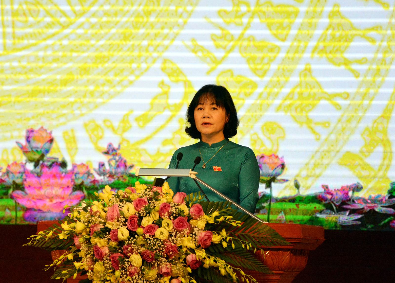 Phó Chủ tịch HĐND tỉnh Hoàng Thị Thanh Bình trình bày báo cáo của Thường trực HĐND tỉnh