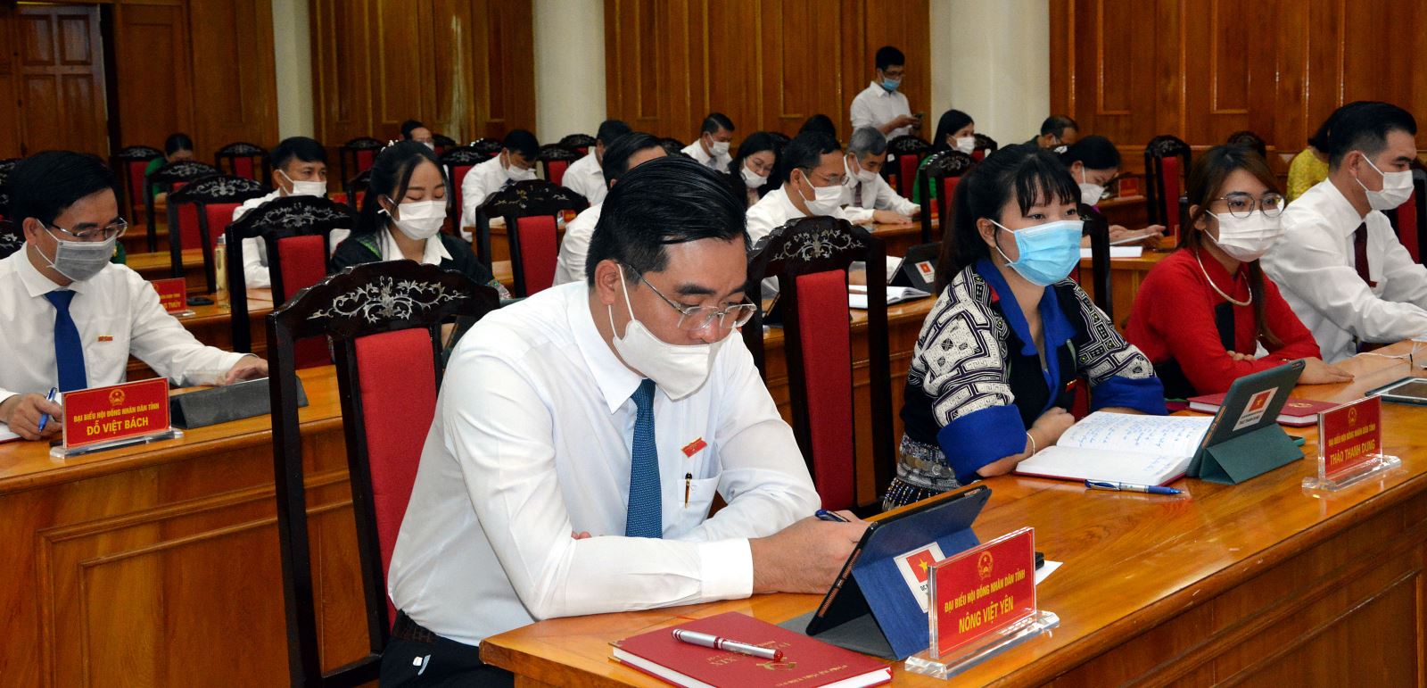Các đại biểu huyện Mù Cang Chải nghiên cứu tài liệu