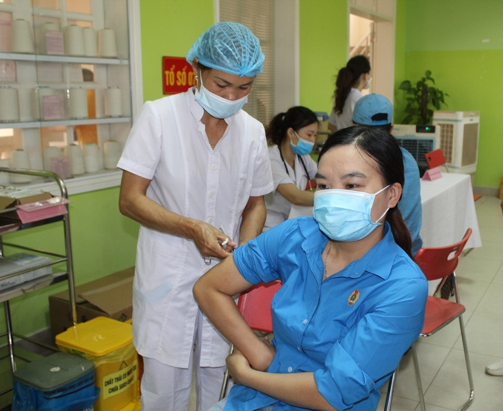Công nhân công ty Texhong Ngân Long được tiêm vắc-xin phòng Covid-19 trong đợt tiêm thứ 5 trên địa bàn TP Móng Cái Ảnh: Thu Hằng