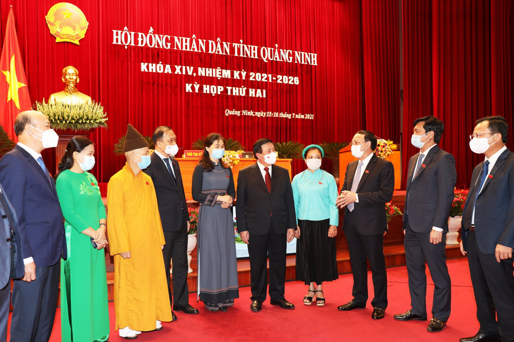 	Lãnh đạo tỉnh Quảng Ninh và các đại biểu dự kỳ họp trao đổi tại kỳ họp Ảnh: Q.M.G
