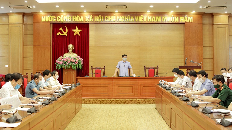 Chủ tịch UBND tỉnh Lê Duy Thành phát biểu tại cuộc họp. Ảnh Khánh Linh