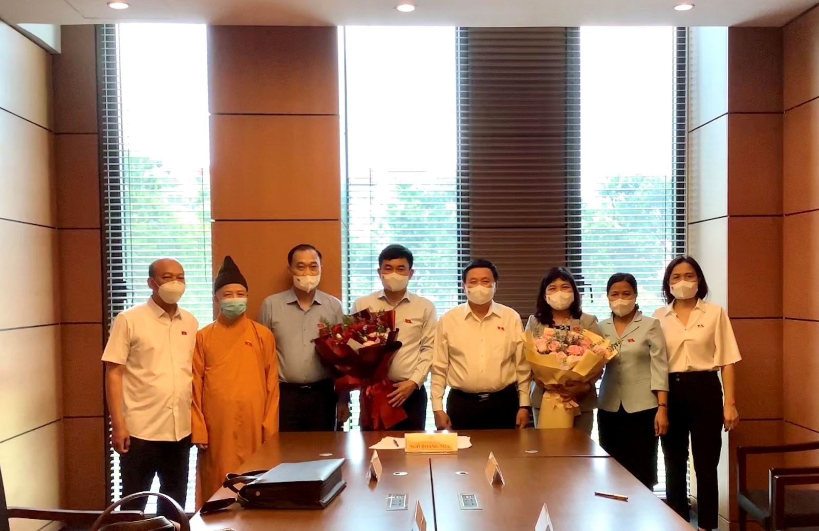 Các đại biểu thành Đoàn ĐBQH tỉnh Quảng Ninh Khóa XV, nhiệm kỳ 2021 - 2026 tặng hoa chúc mừng các chức danh vừa được kiện toàn