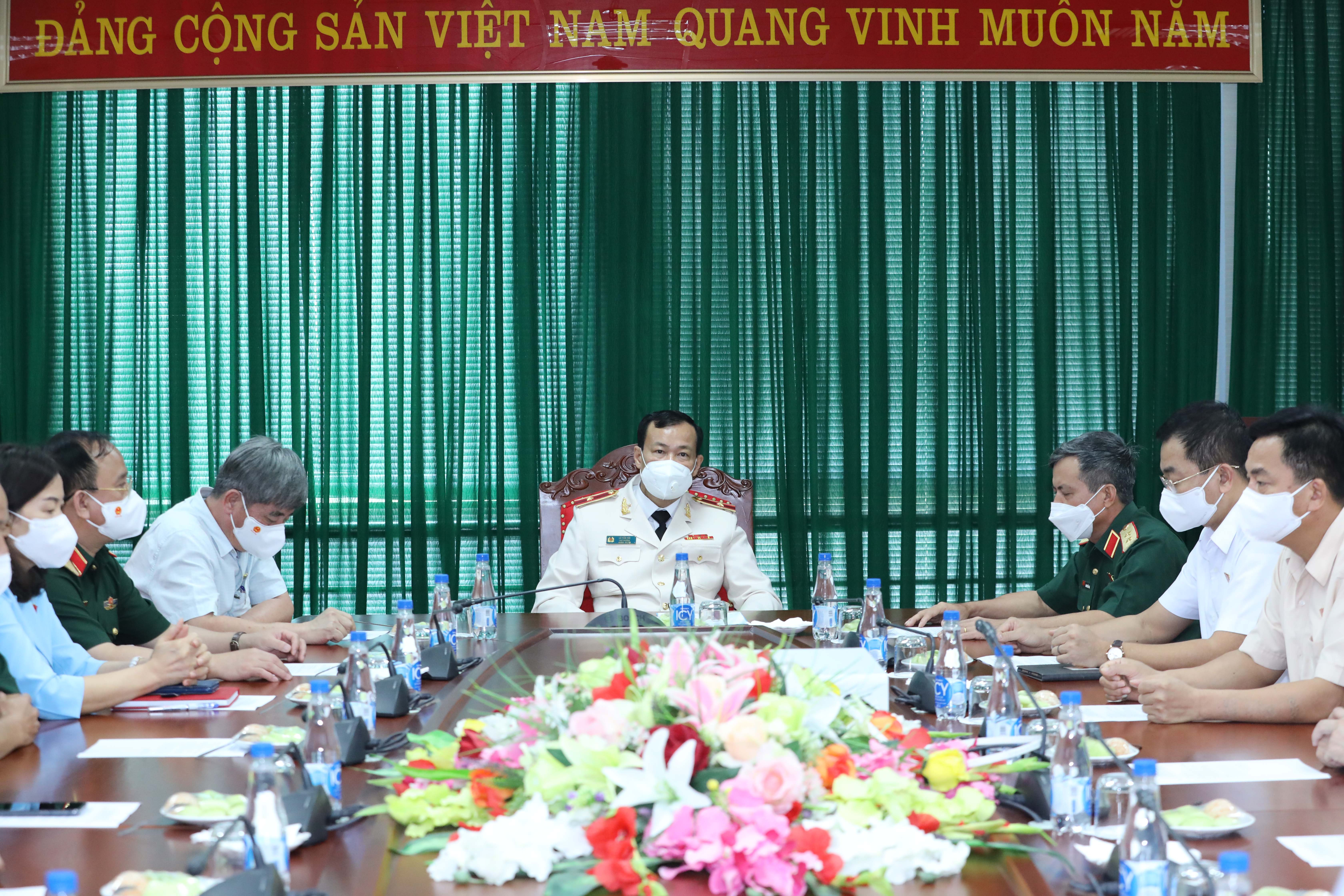 	Chủ nhiệm Ủy ban Quốc phòng - An ninh, Thiếu tướng Lê Tấn Tới chủ trì cuộc gặp mặt