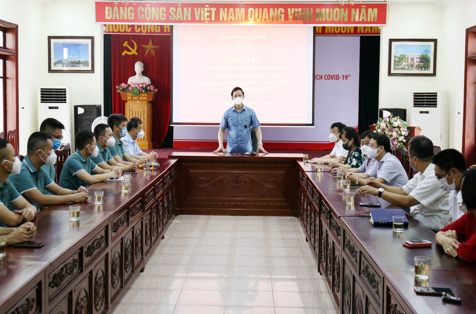 Phó Chủ tịch Thường trực UBND tỉnh Vương Quốc Tuấn phát biểu tại buổi gặp mặt.