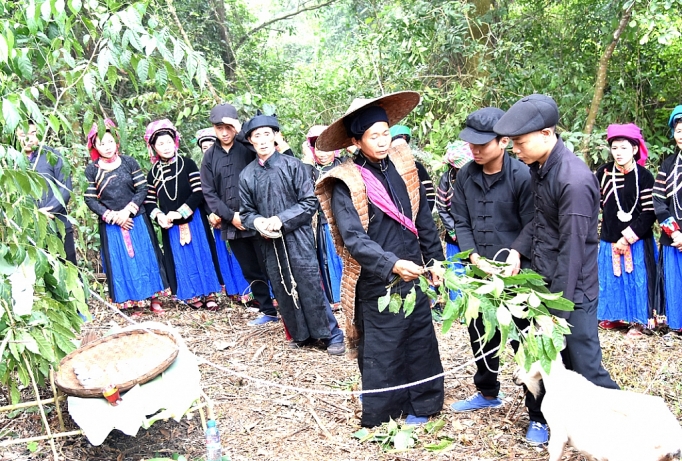	Lễ cúng thần rừng mang theo niềm tin tâm linh của người Pu Péo