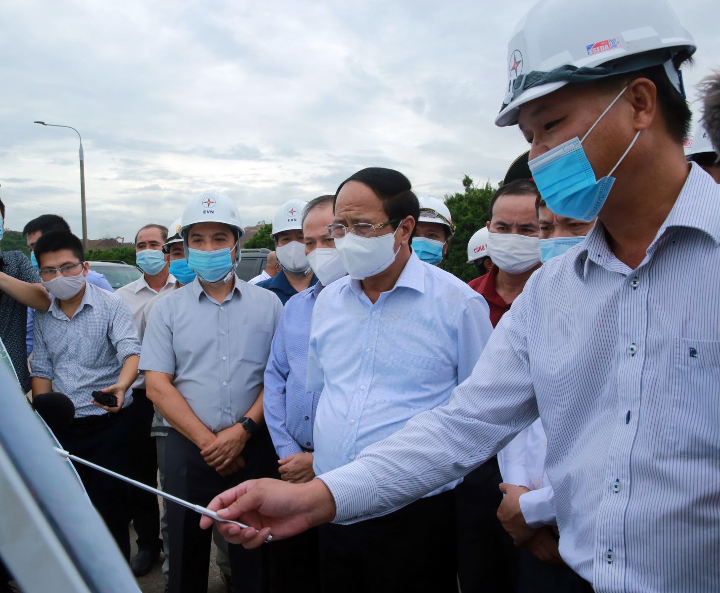 Phó Thủ tướng Lê Văn Thành nghe báo cáo về thi công dự án mở rộng nhà máy Thủy điện Hòa Bình. Ảnh VGP