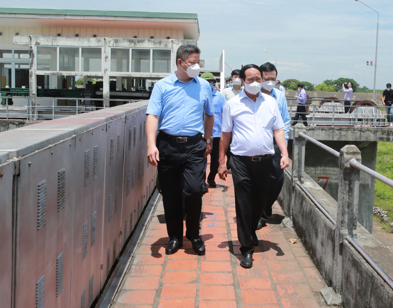Phó Thủ tướng Lê Văn Thành kiểm tra công trình Đập Đáy, Hà Nội. Ảnh: VGP