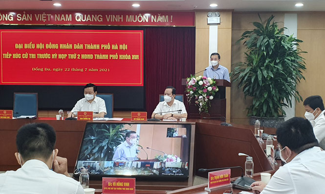 Chủ tịch UBND thành phố Hà Nội Chu Ngọc Anh trả lời cử tri tại buổi tiếp xúc.