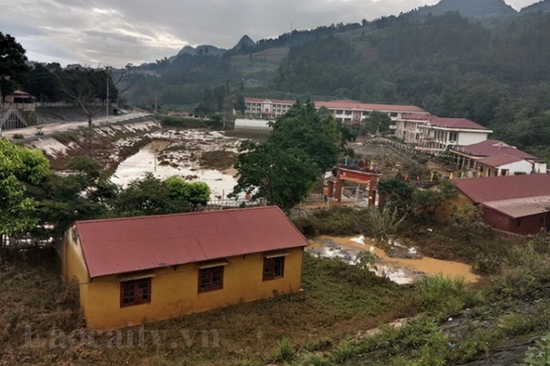 Mưa to làm Trường THCS thị trấn Si Ma Cai bị ngập. Nguồn ảnh: Laocaitv