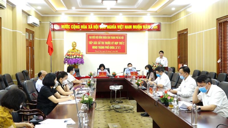 Phó Chủ tịch HĐND TP Hà Nội Phùng Thị Hồng Hà thông báo tới các cử tri báo cáo tóm tắt tình hình kinh tế - xã hội Thủ đô. 